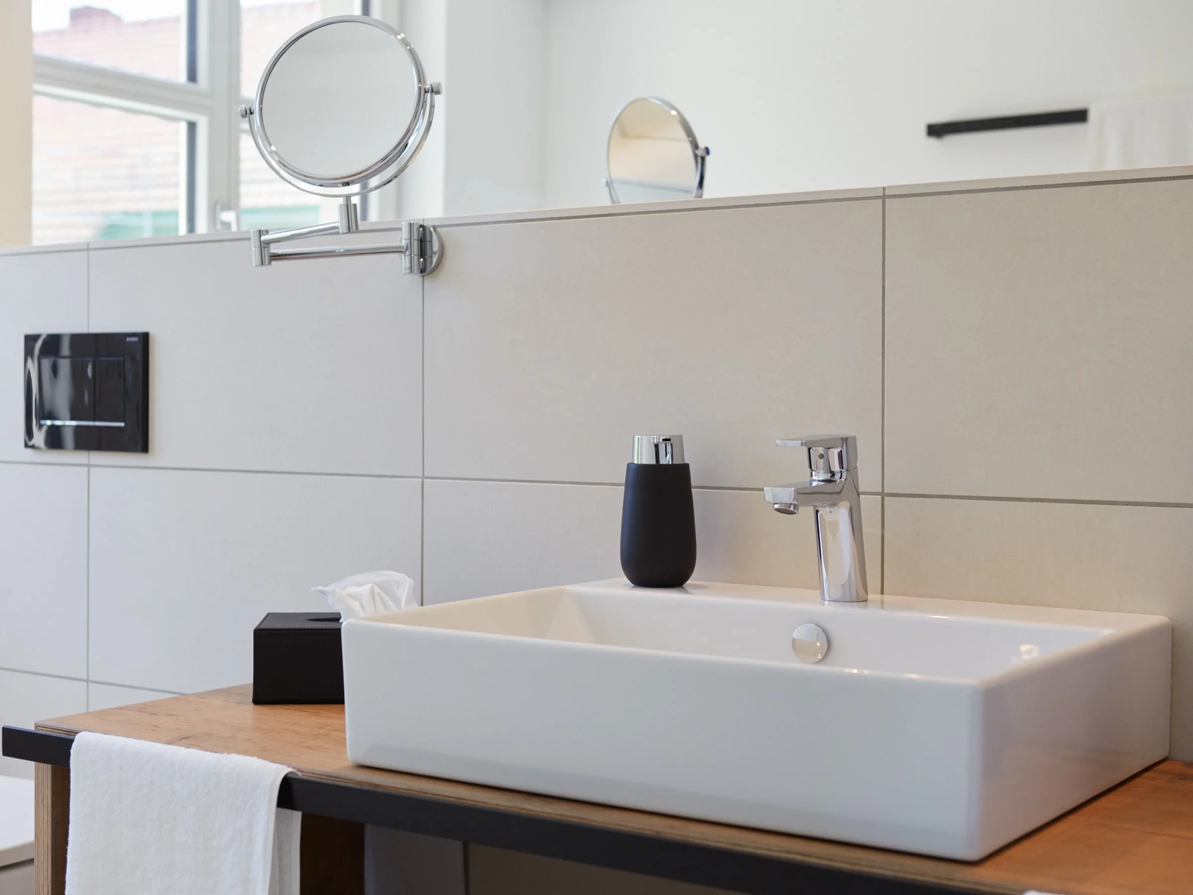 Höri 12 Bad mit Kosmetikspiegel Fön Fenster.jpg