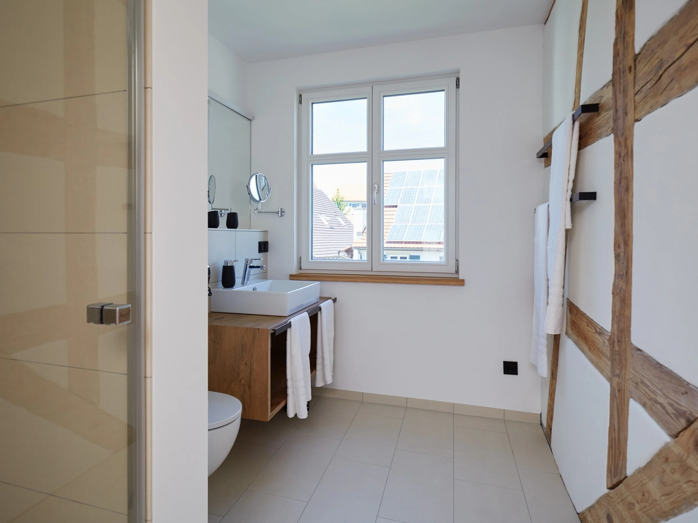 Sternen 14 großes Bad mit Fenster.jpg