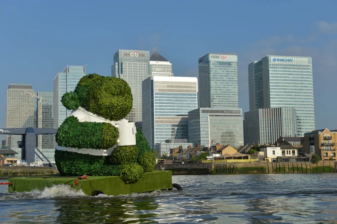 PG-TIPS-GREEN-TEA-ENERGISES-LONDON-WITH-A-GIANT-FLOATING-GREEN-MONKEY-1_670.jpg
