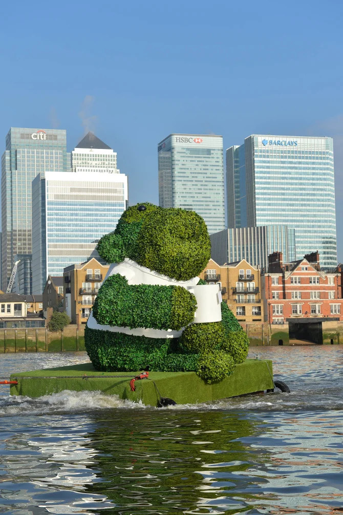PG-TIPS-GREEN-TEA-ENERGISES-LONDON-WITH-A-GIANT-FLOATING-GREEN-MONKEY-2_670.jpg