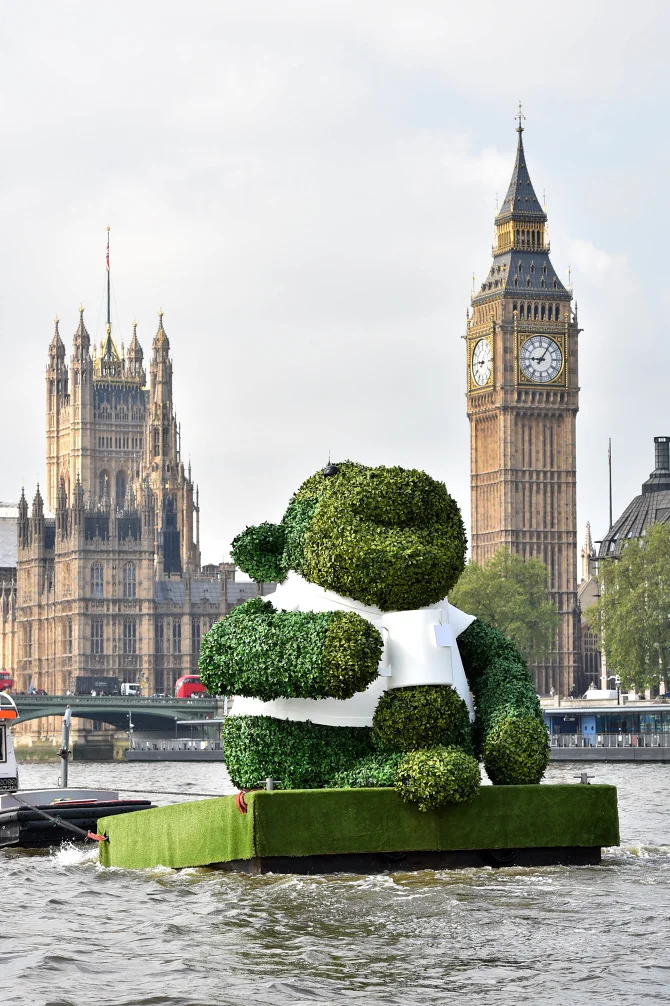 PG-TIPS-GREEN-TEA-ENERGISES-LONDON-WITH-A-GIANT-FLOATING-GREEN-MONKEY-6_670.jpg