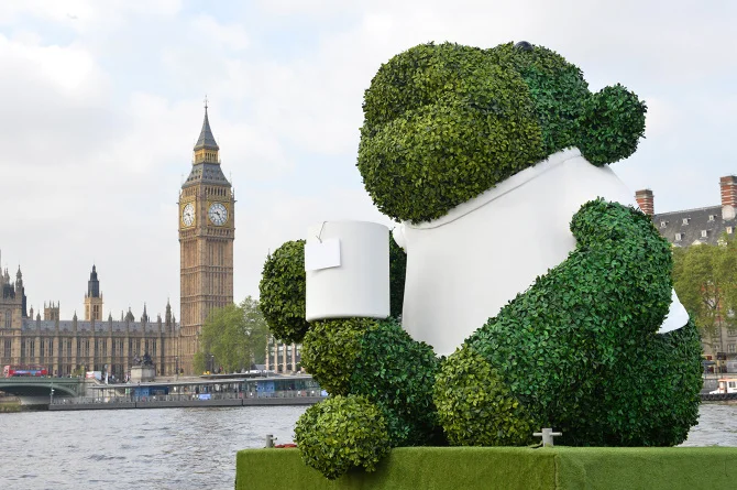 PG-TIPS-GREEN-TEA-ENERGISES-LONDON-WITH-A-GIANT-FLOATING-GREEN-MONKEY-7_670.jpg