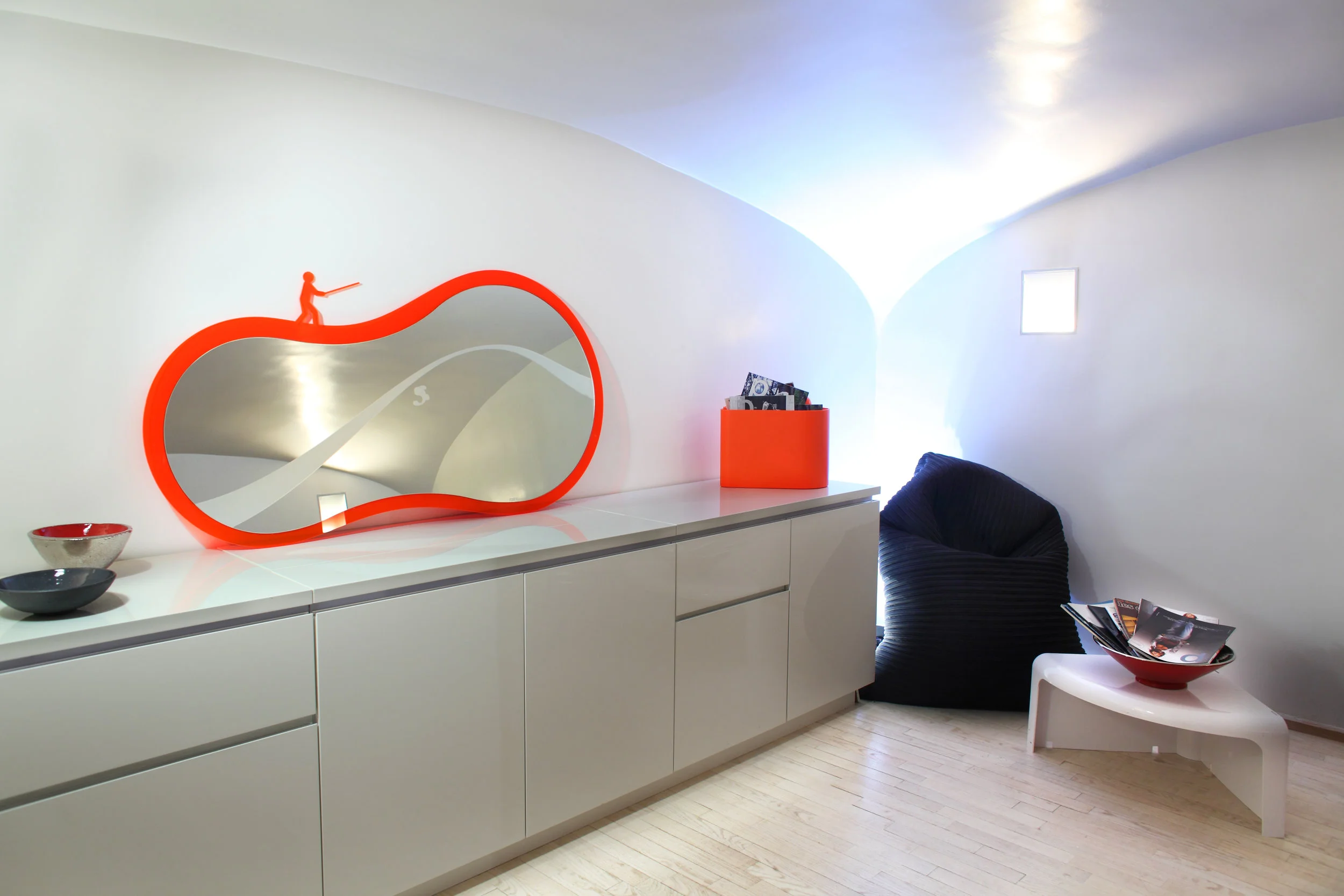 Full view of the Roby'story Mirror 2