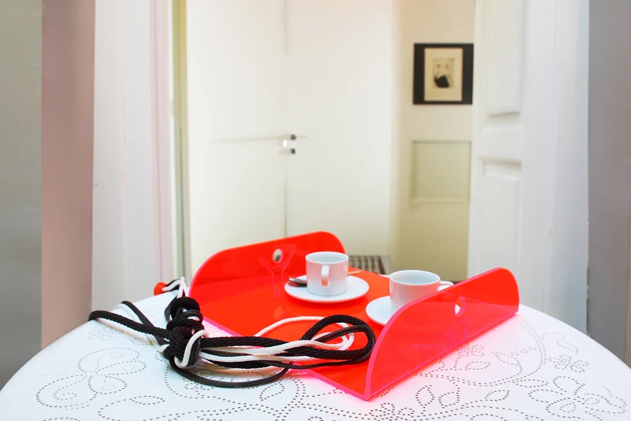 The tray in use holding coffee cups, demonstrating the "Happy" face configuration.