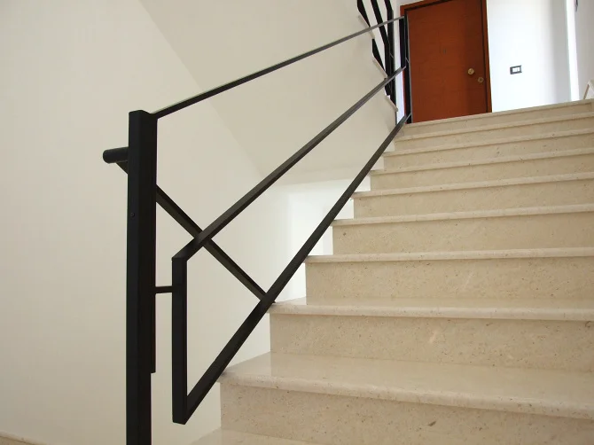 Perspective shot of the steel balustrade on a mezzanine, highlighting the slim profile and industrial aesthetic against the white walls.