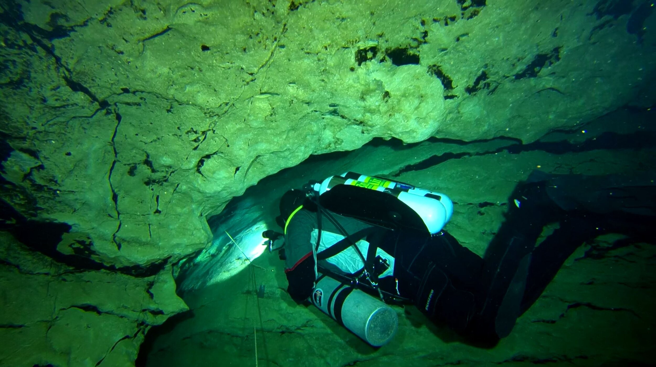 Cave diving / Molnár János / Video
