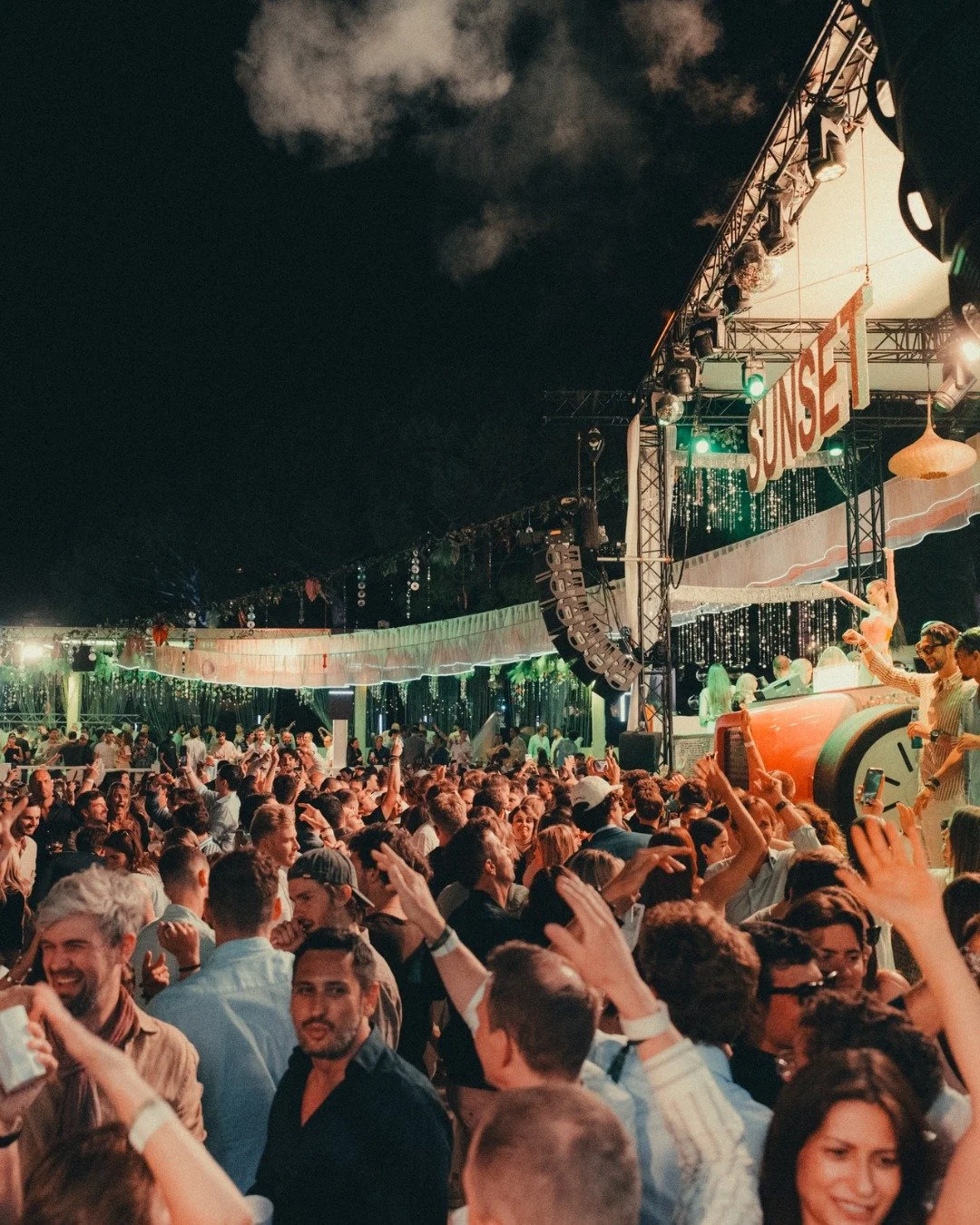 All we want for Christmas&hellip;
is this kind of magic again 🎄😌

#sunsetmonaco #SunsetVibes #dolcevita #thegoodlife #lifestyle #monaco #seeyouatsunset #sunsetattitude