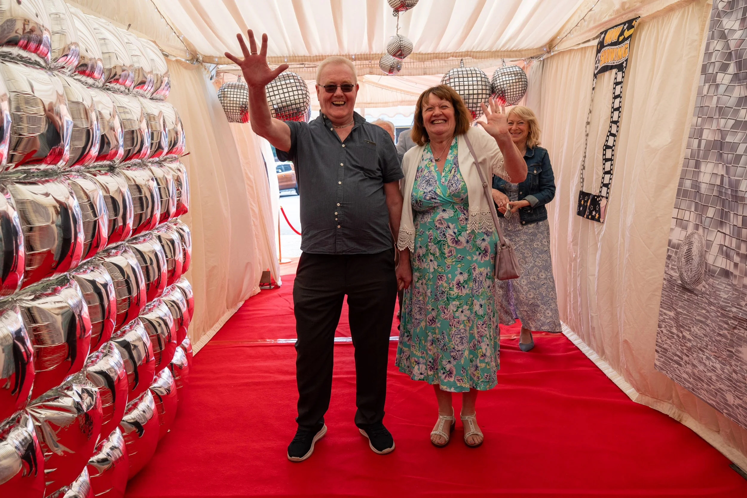 Candid wedding couple & guests at Fryerns Social Club, Basildon 006.jpg