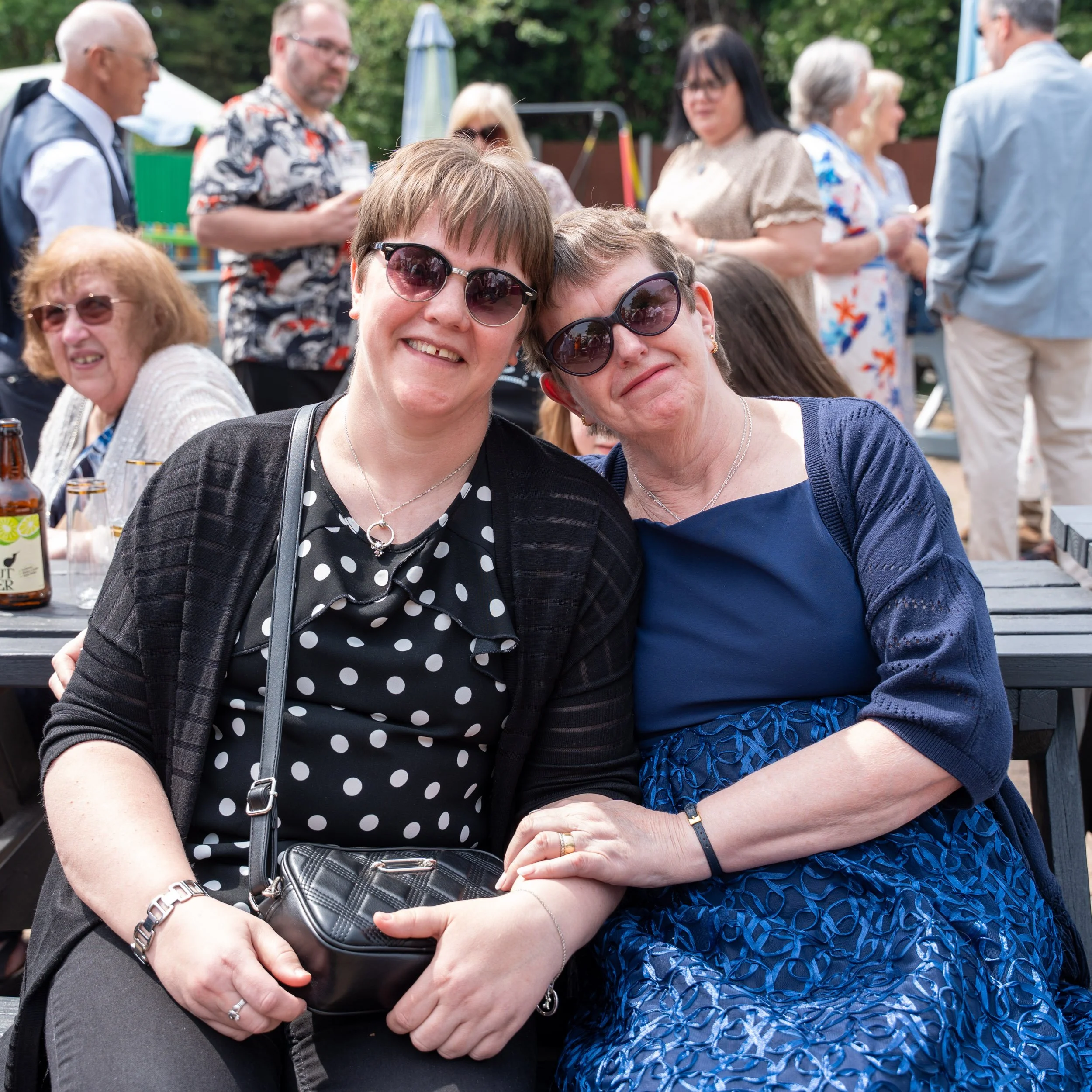 Candid wedding couple & guests at Fryerns Social Club, Basildon 014.jpg