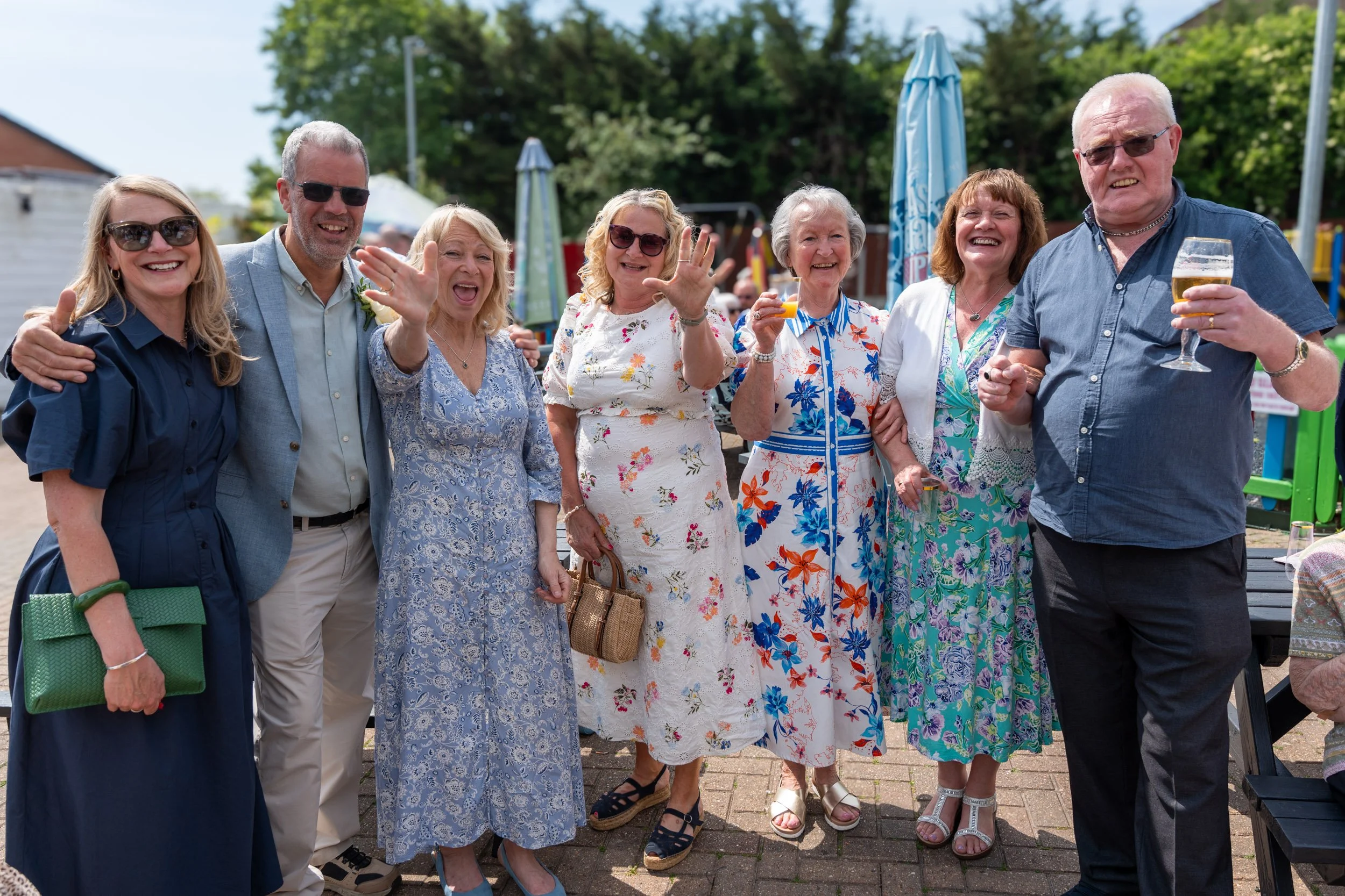 Candid wedding couple & guests at Fryerns Social Club, Basildon 028.jpg