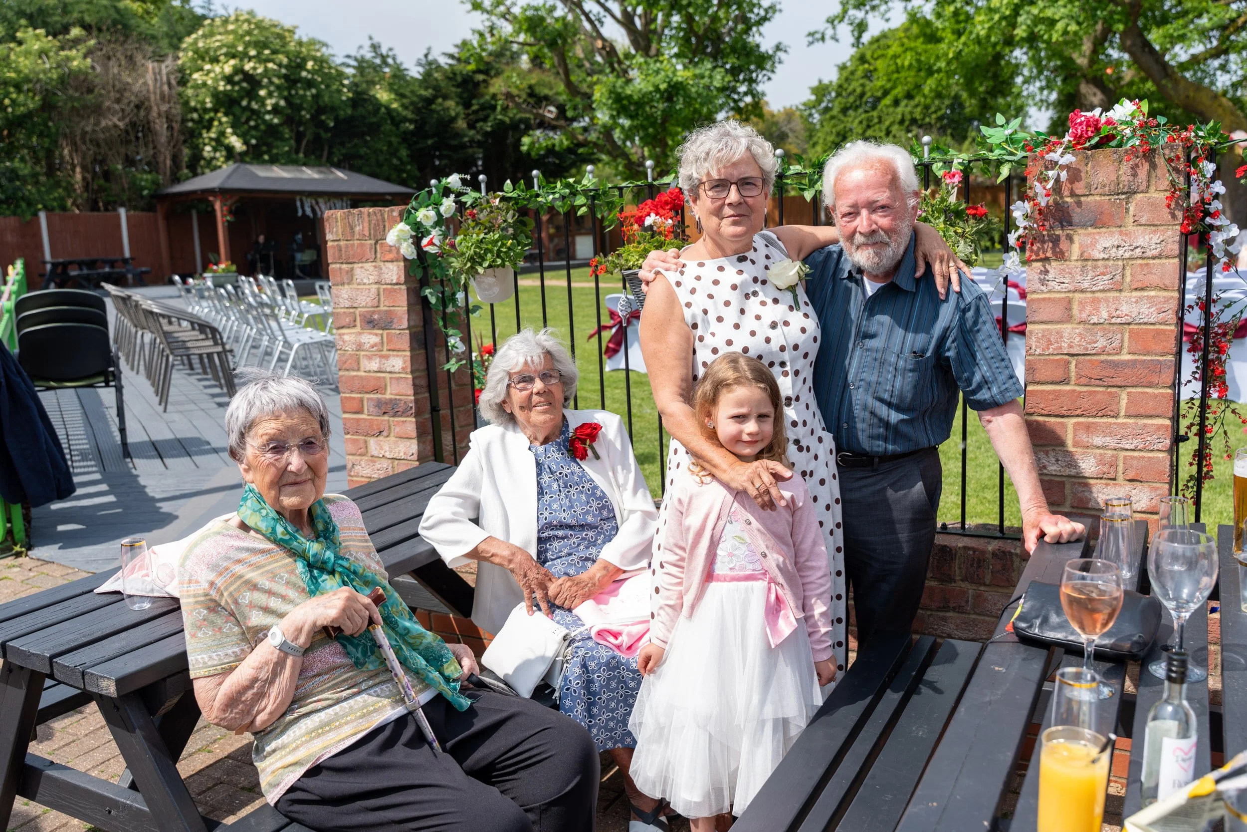 Candid wedding couple & guests at Fryerns Social Club, Basildon 029.jpg