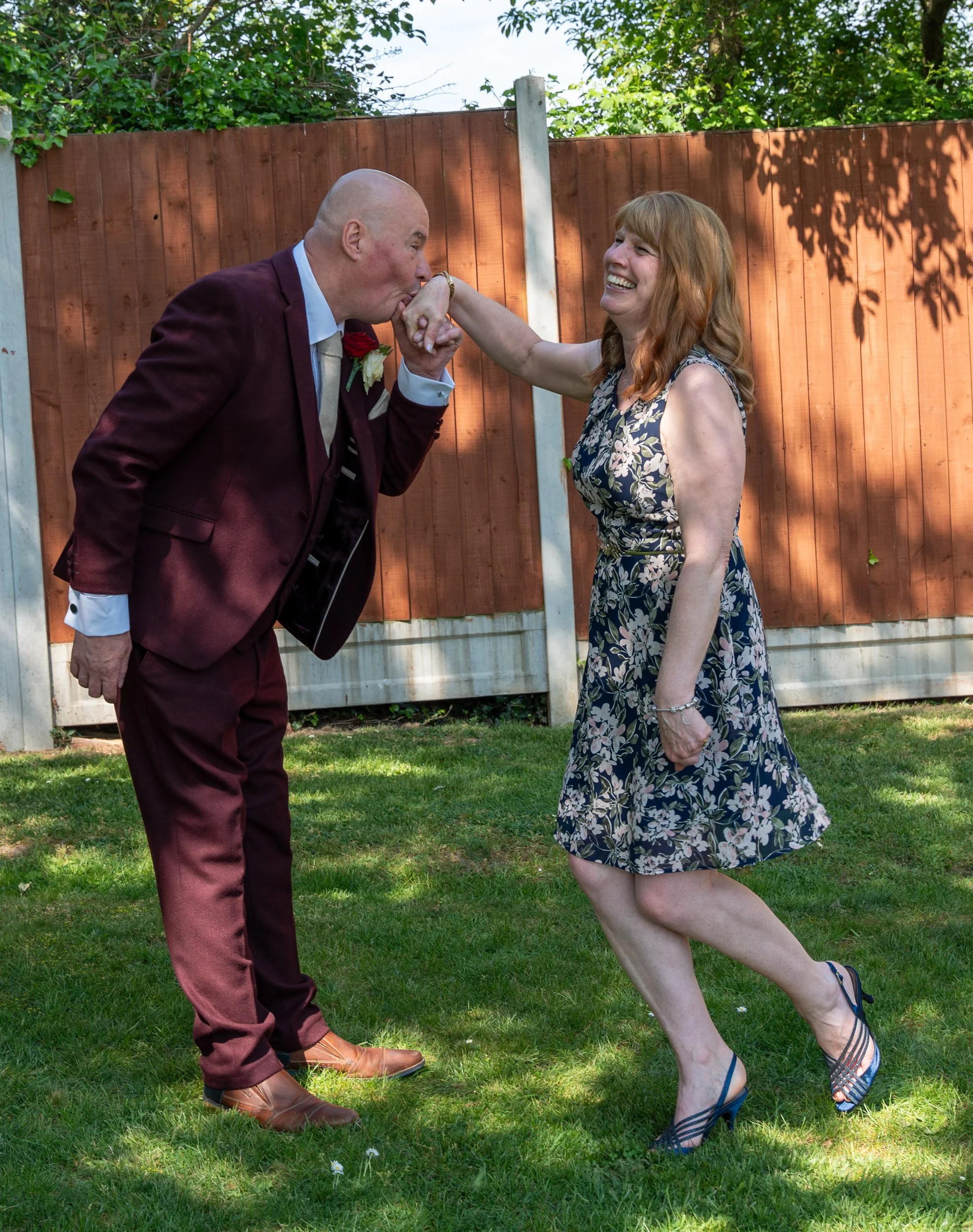 Candid wedding couple & guests at Fryerns Social Club, Basildon 062.jpg
