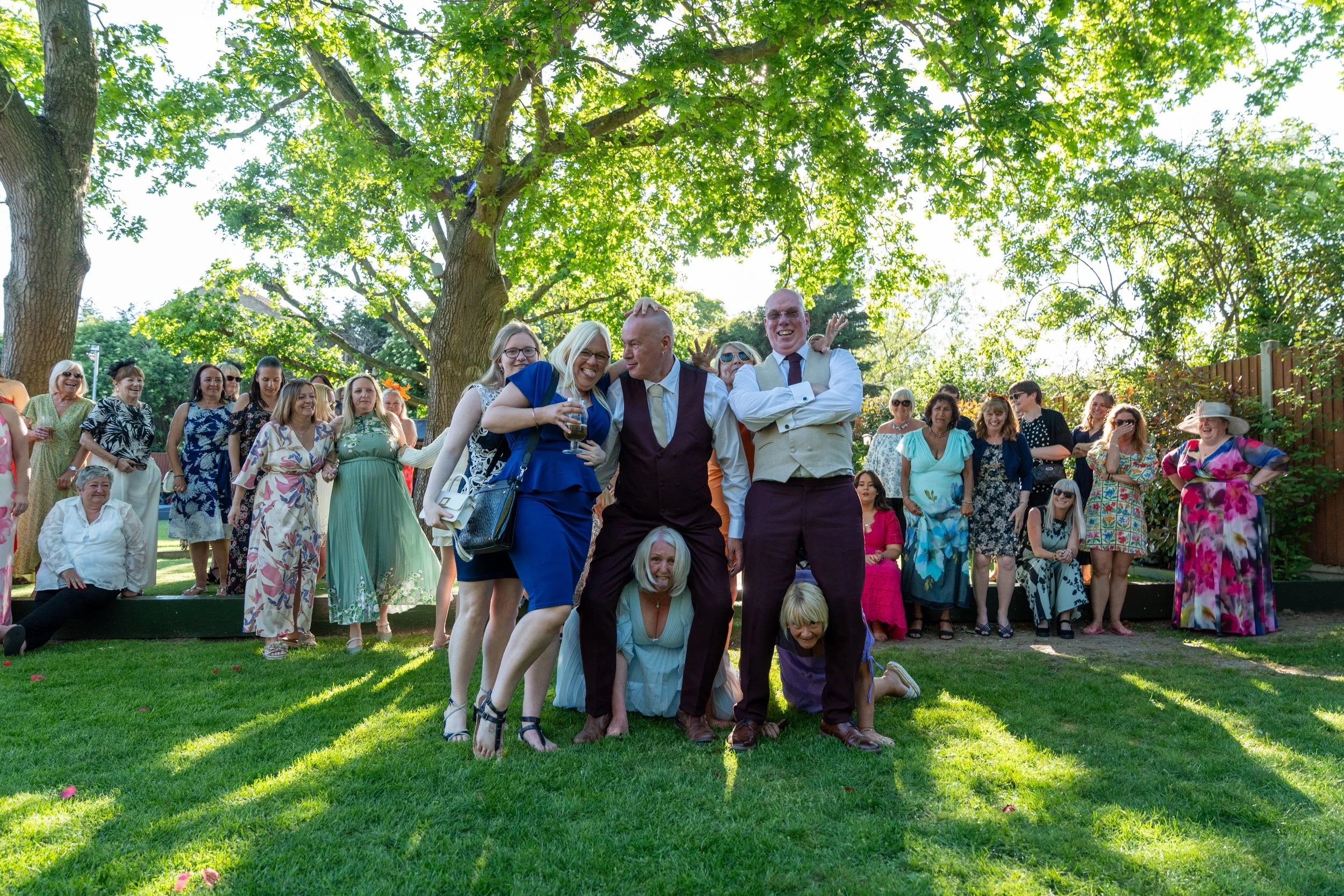 Candid wedding couple & guests at Fryerns Social Club, Basildon 112.jpg