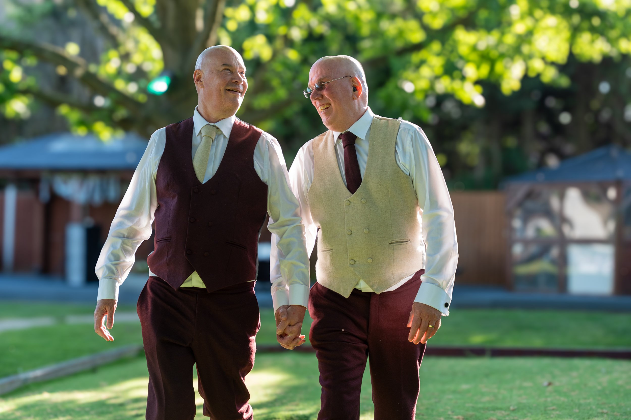 Candid wedding couple & guests at Fryerns Social Club, Basildon 133.jpg