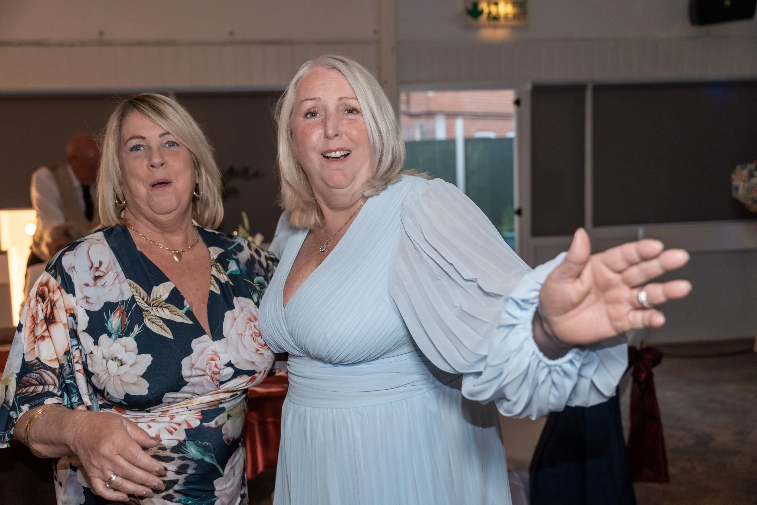 Candid wedding couple & guests at Fryerns Social Club, Basildon 157.jpg