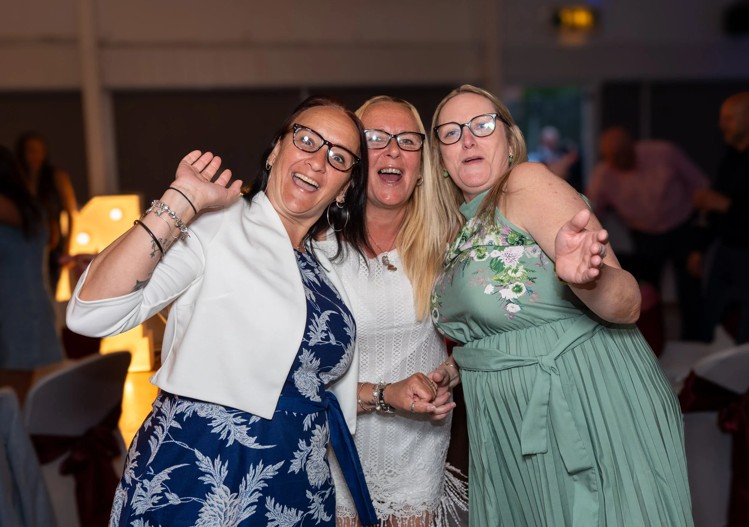 Candid wedding couple & guests at Fryerns Social Club, Basildon 160.jpg