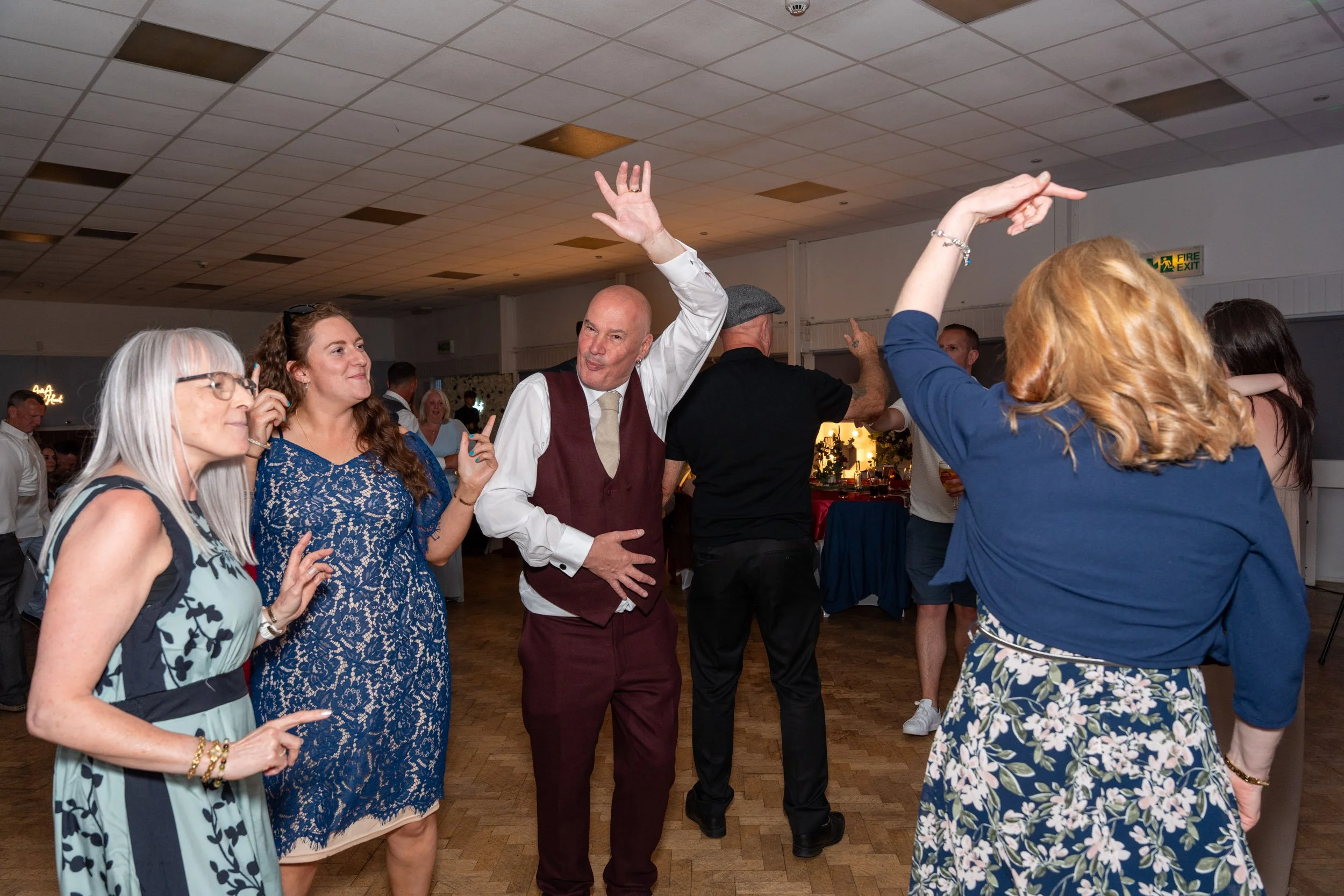 Candid wedding couple & guests at Fryerns Social Club, Basildon 162.jpg