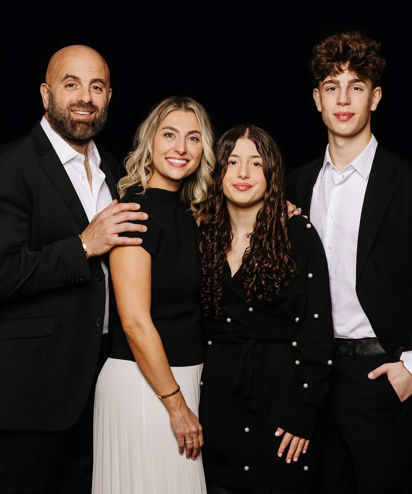 Hey friends, Dana here reminding you to book your family sessions for 2026💫💫💫 I have very limited space left for 2025! Petite Christmas Sessions happening Nov 29th &amp; 30th (set to be released soon)
Dm or email me to book your sessions 
Danaleig