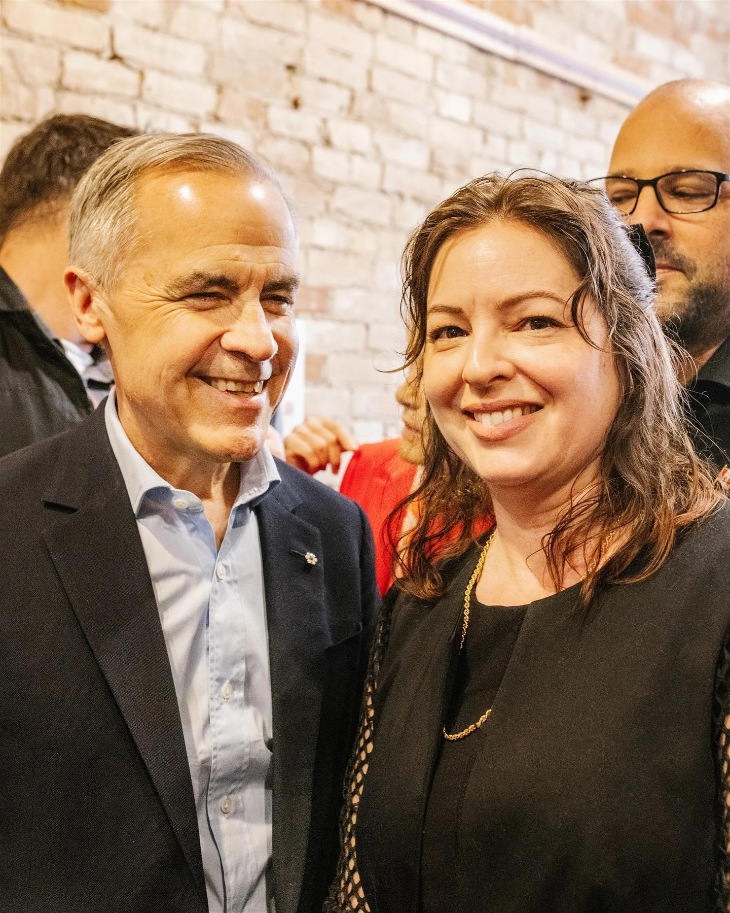 Big Congratulations to Prime Minister Carney 🎉❤️🎉
It was such a thrill to shake his hand and meet him this past Saturday at the @royal.rose.gallery in Aurora❤️ Lucky Rosa ❤️❤️❤️❤️

Leah Taylor Roy&rsquo;s team did such a great job❤️
Swipe to see mo