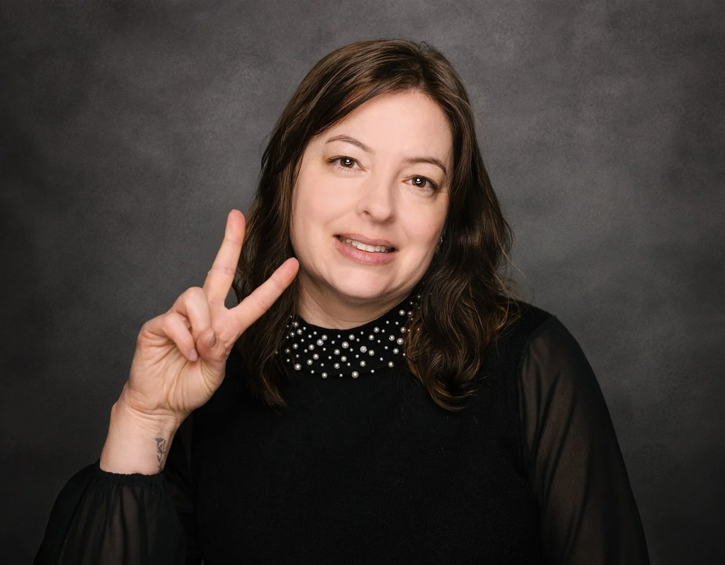 When a test shot turns out to be a fun pic. This is Rosa, the talented artist and owner of the Royal Rose Gallery in Aurora, On. Swipe to see a bit of the studio space where Rosa teaches art classes for children, adults and seniors. We have a few sum