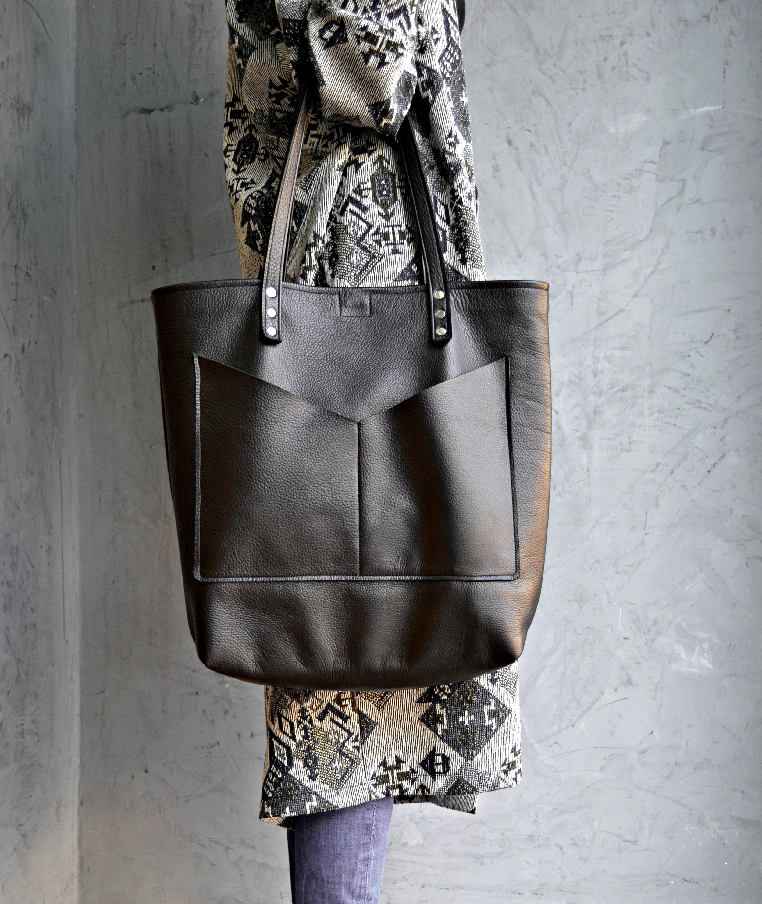 Akathi mat bag in black & white — ANA KOUTSI