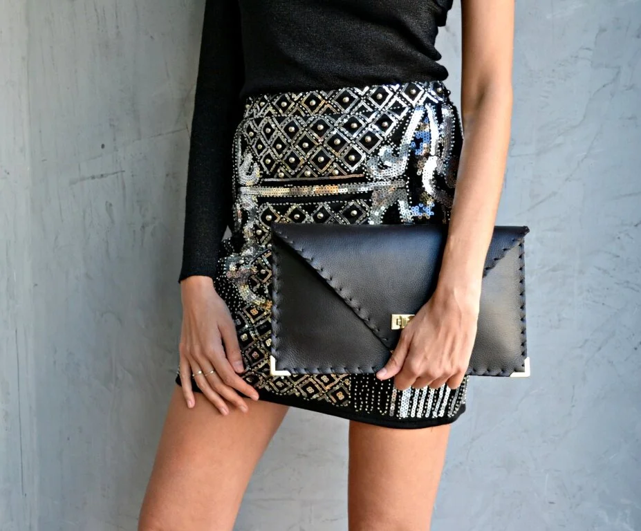 Symmetria mat clutch in black