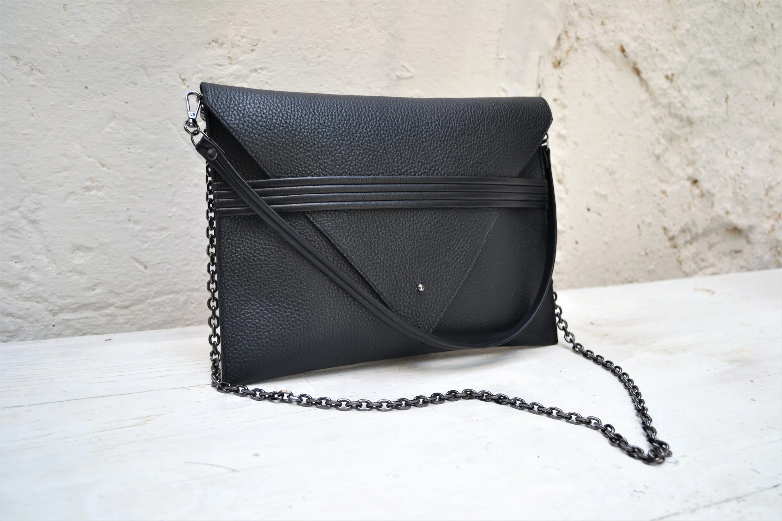 Isioni purse in black