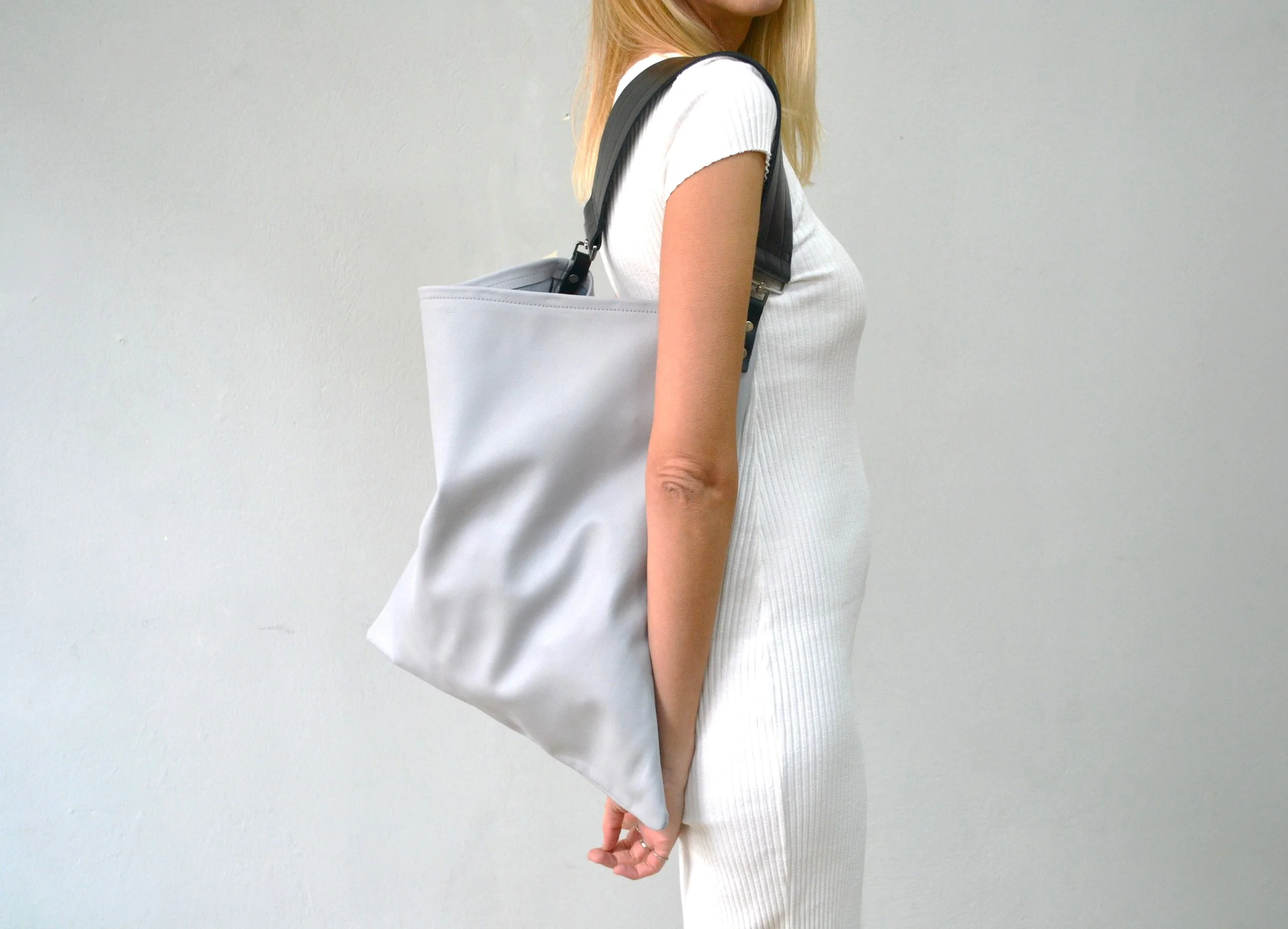 Akathi mat bag in light gray