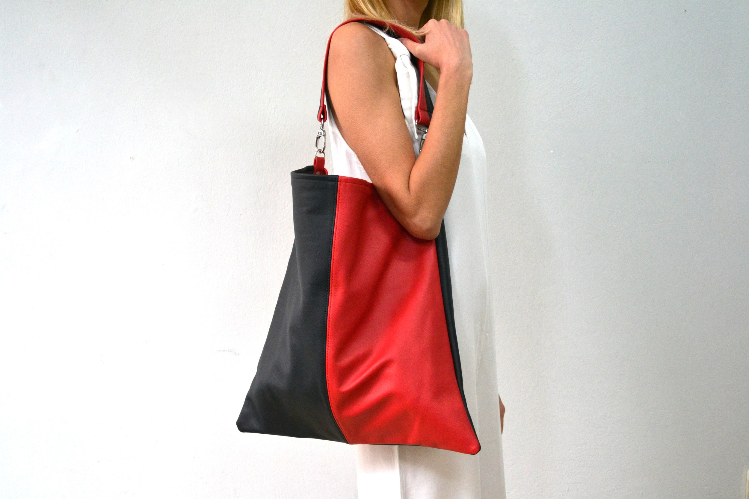 Akathi double bag in black-red