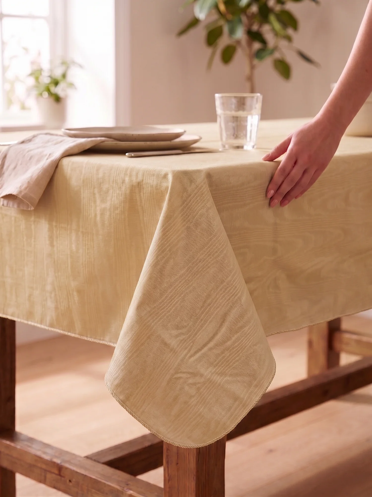 everyday-beige-moire-view-3.webp