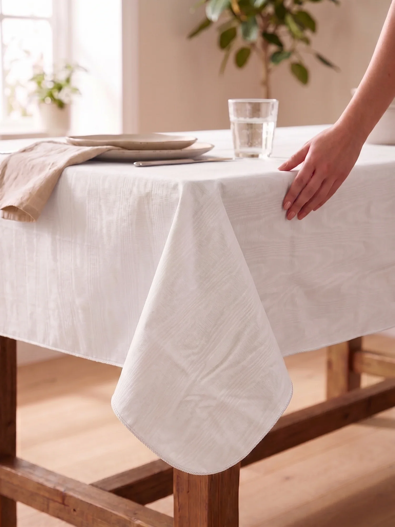 everyday-white-moire-view-3.webp