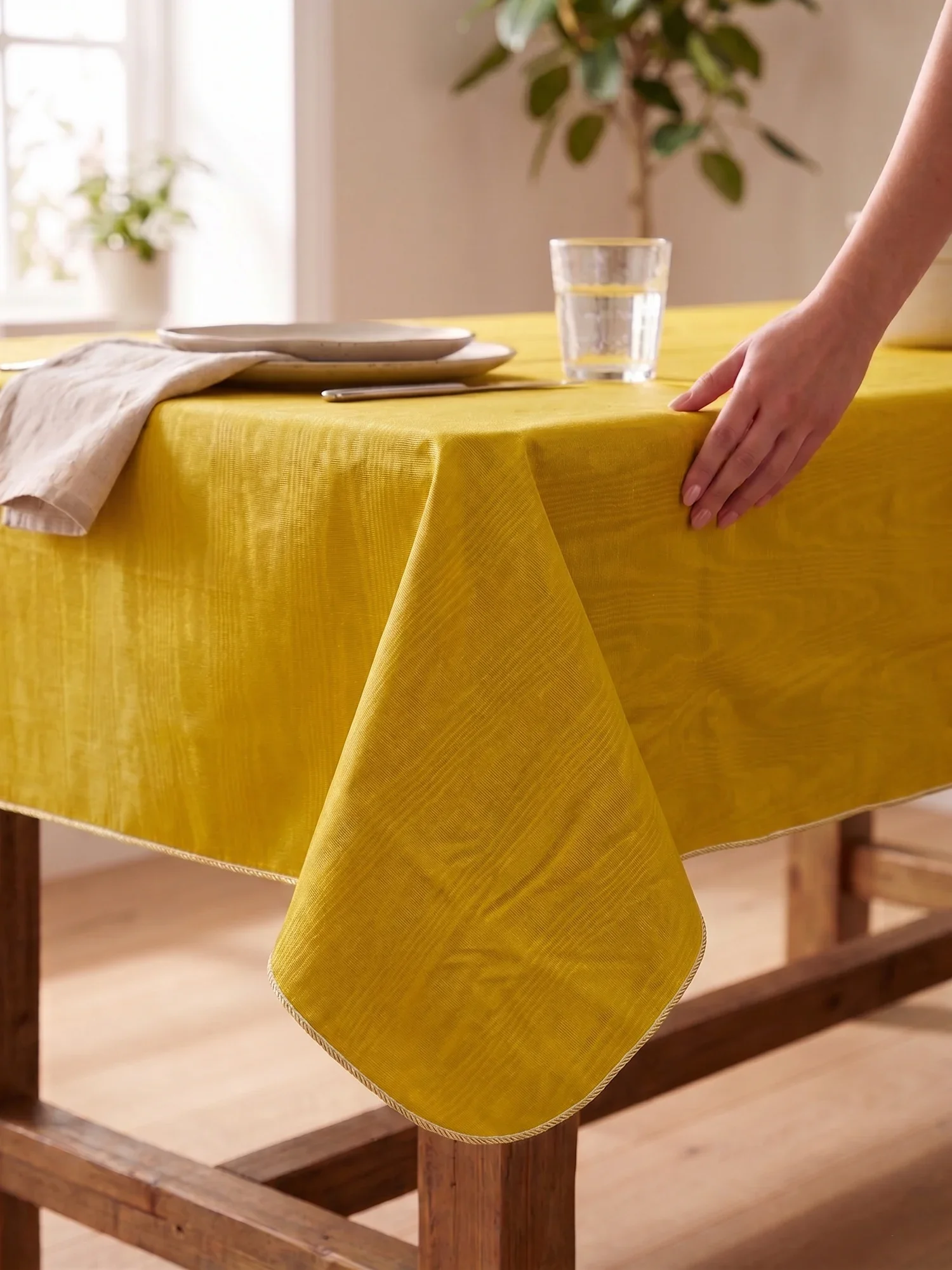 everyday-yellow-moire-view-3.webp