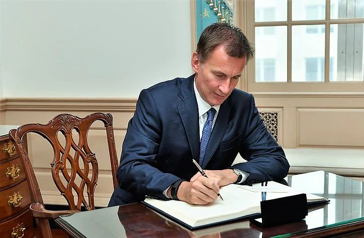 800px-UK_Foreign_Secretary_Hunt_Signs_Secretary_Pompeos_Guestbook_43296923765.jpg