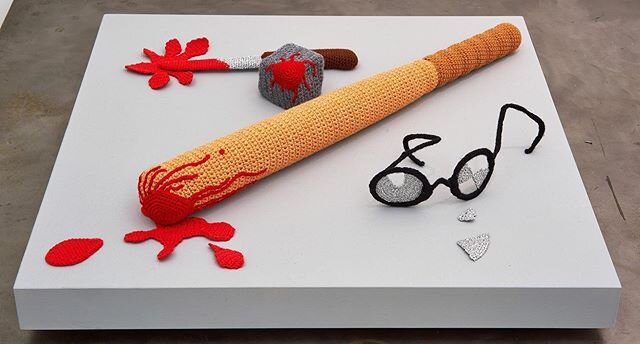 🔺 #TriStillLife 🔺 PATRICIA WALLER (artist) 'Fight' (crochet work): &quot;Wir m&uuml;ssen den Virus mit aller Macht bek&auml;mpfen! Mit diesem milit&auml;rischen Kommando versuchen wir der Lage Herr zu werden. Aber ein Virus ist kein greifbarer Fein