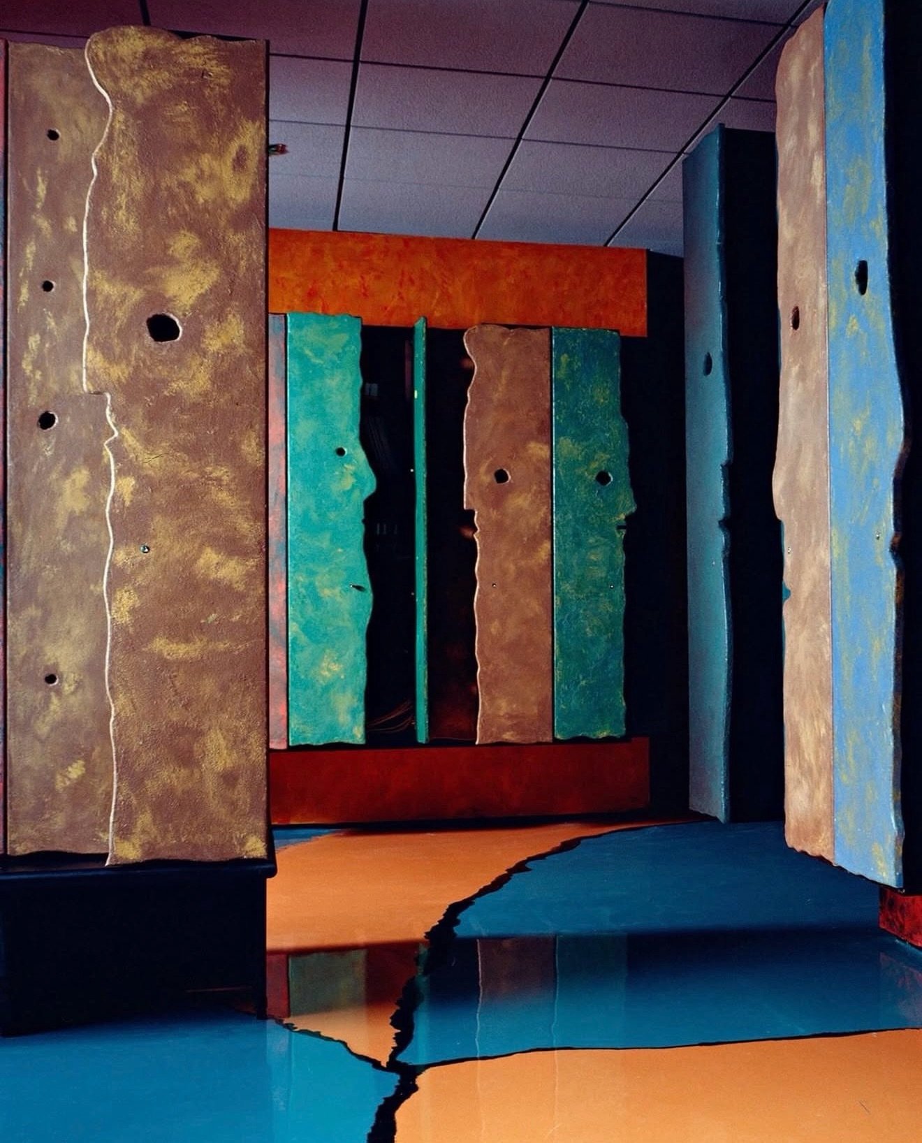 🔺TRIADIC LOVES 🔻

Gaetano Pesce&rsquo;s @gaetano.pesce radical 1994 office for advertising agency Chiat/Day in New York &mdash; a bold experiment in color, material, and spatial freedom. With resin-coated surfaces, custom furniture, and an open-pla