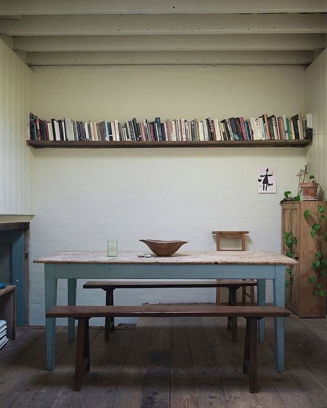 Stuart Shave&rsquo;s London home featured in @theworldofinteriors, photographed by @janbaldwin. .
.
.
.
.
.
.
.
.
.
.
.
#theworldofinteriors #interior #diningroom #diningtable #kitchen #kitcheninterior #simpleinterior #rusticinteriors #stuartshave #i