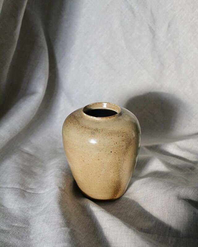 Studio pottery vase brought back from  a trip around France a couple of years ago. Sourcing new ceramics is on hold for now but still lots online!
.
.
.
.
.
.
.
.
.
.
#molde #ceramics #pottery #studiopottery #vase #ceramicvase #studiopotteryvase #pot