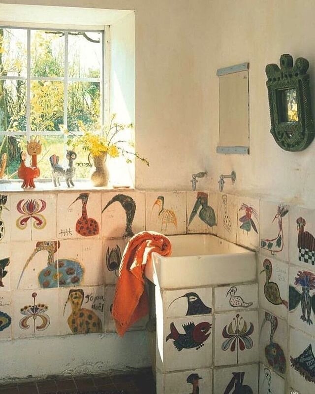 Hand painted tiles in the French country home of ceramic artist Marguerite 'Guidette' Carbonell, in @theworldofinteriors 2007, photo by Alexandre Bailhache. .
.
.
.
.
.
.
.
.
.
.
#theworldofinteriors #handpaintedtiles #ceramicartist #bathroominterior