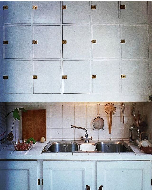 So beautiful, Yuriko and Stephen Javor&rsquo;s kitchen in Islington, from @theworldofinteriors 1988, via @beau_traps. .
.
.
.
.
.
#theworldofinteriors #kitchen #kitcheninterior #simpleinteriors #neutralinteriors #kitchencupboards #cabinets #joinery