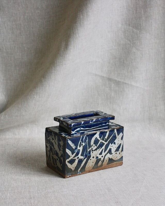 A little slab built pot I found at the end of last year, now sold. Lots more things coming to the website as soon as I can get back into the studio! Hopefully before too long 🤞
.
.
.
.
.
.
#molde #moldeceramics #studiopottery #pottery #slab #slabpot