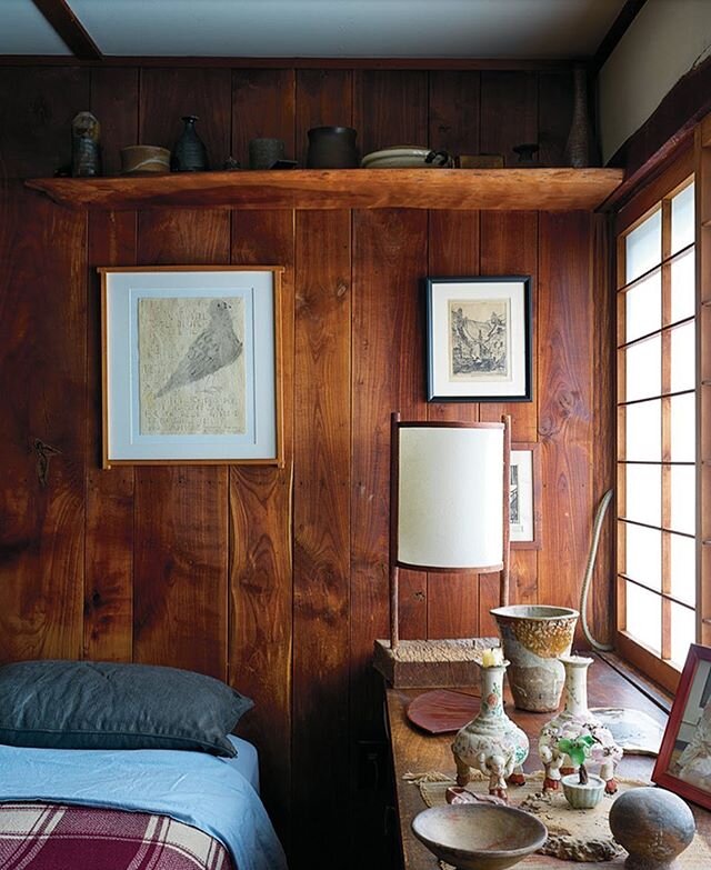 A cosy looking bedroom in Japanese-American furniture designer, George Nakashima&rsquo;s home that he built in Pennsylvania in 1946. Featured in @tmagazine and photographed by @chrismottalini .
.
.
.
.
.
.
#tmagazine #newyorktimes #newyorktimesmagazi