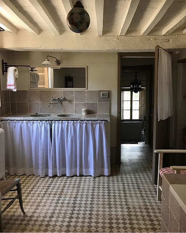 A bathroom in Artist Domitilla Harding&rsquo;s (@getdomi) home in Tuscany, from @theworldofinteriors photographed by @simonuptonphotos .
.
.
.
.
.
.
.
#theworldofinteriors #tuscany #italianinterior #italiankitchen #rusticinteriors #tiledfloor #interi