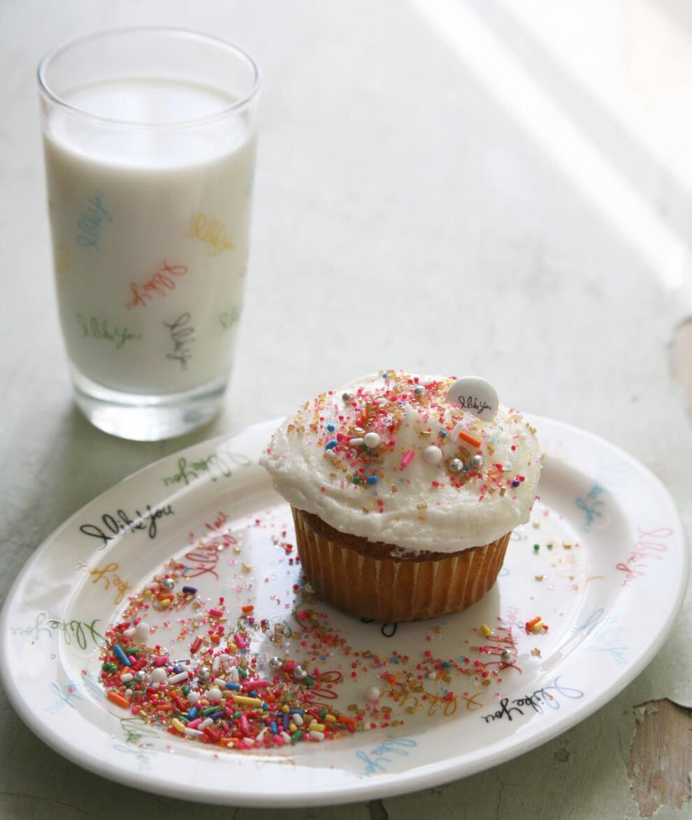 Amy-Sedaris-Cupcake,-tray,-glass.jpg