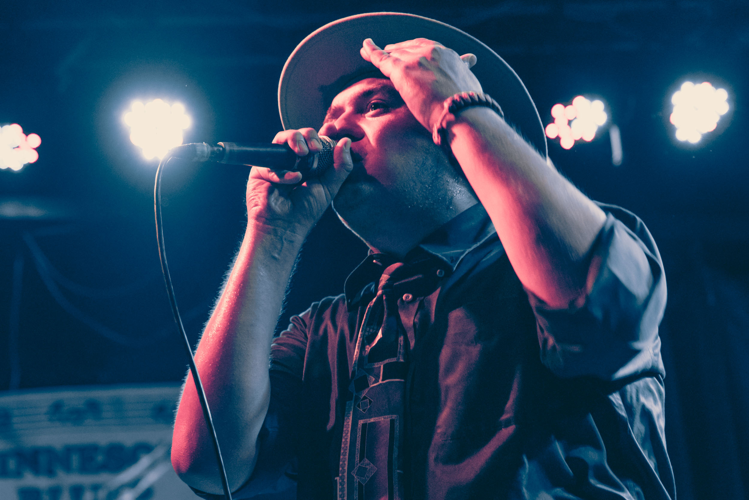 singer_in_venue.jpg