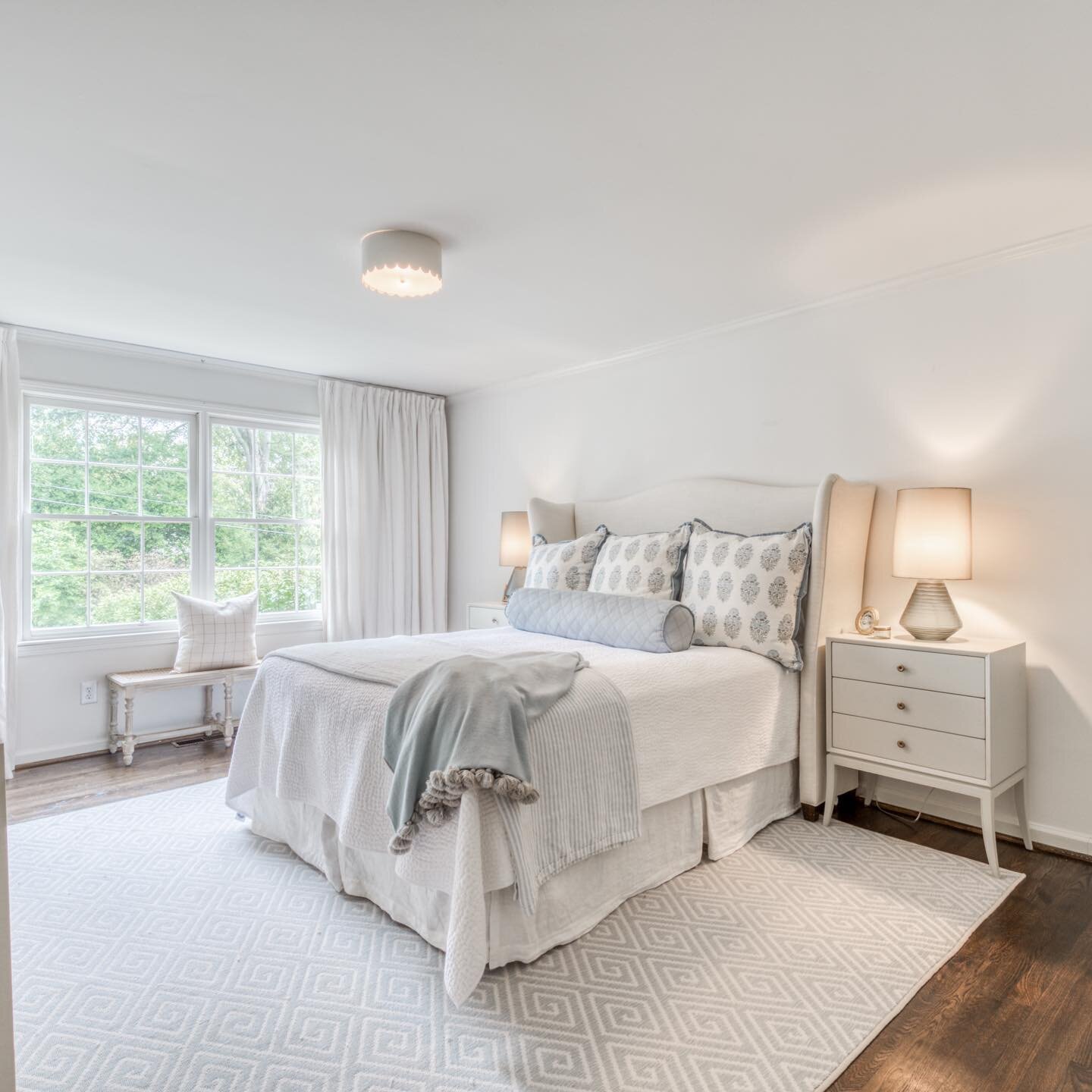 Home Staging 101 🏡
Brighten up your space!
✔️Place fresh, white bath towels in all bathrooms
✔️In the bedrooms, consider using neutral bedding that will appeal to a wide range of buyers.
✔️Make sure all drapes/blinds are open and all lights/lamps ar