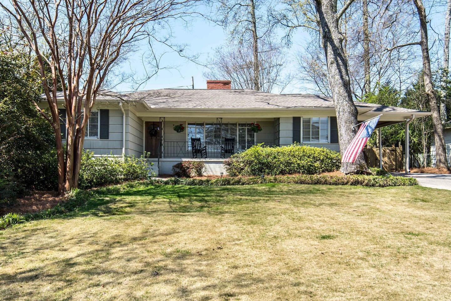 NEW LISTING🏡
✨520 Eastwood Place✨
Charming main level living in Vestavia Hills! 
Showings on this great house start Friday, July 23!