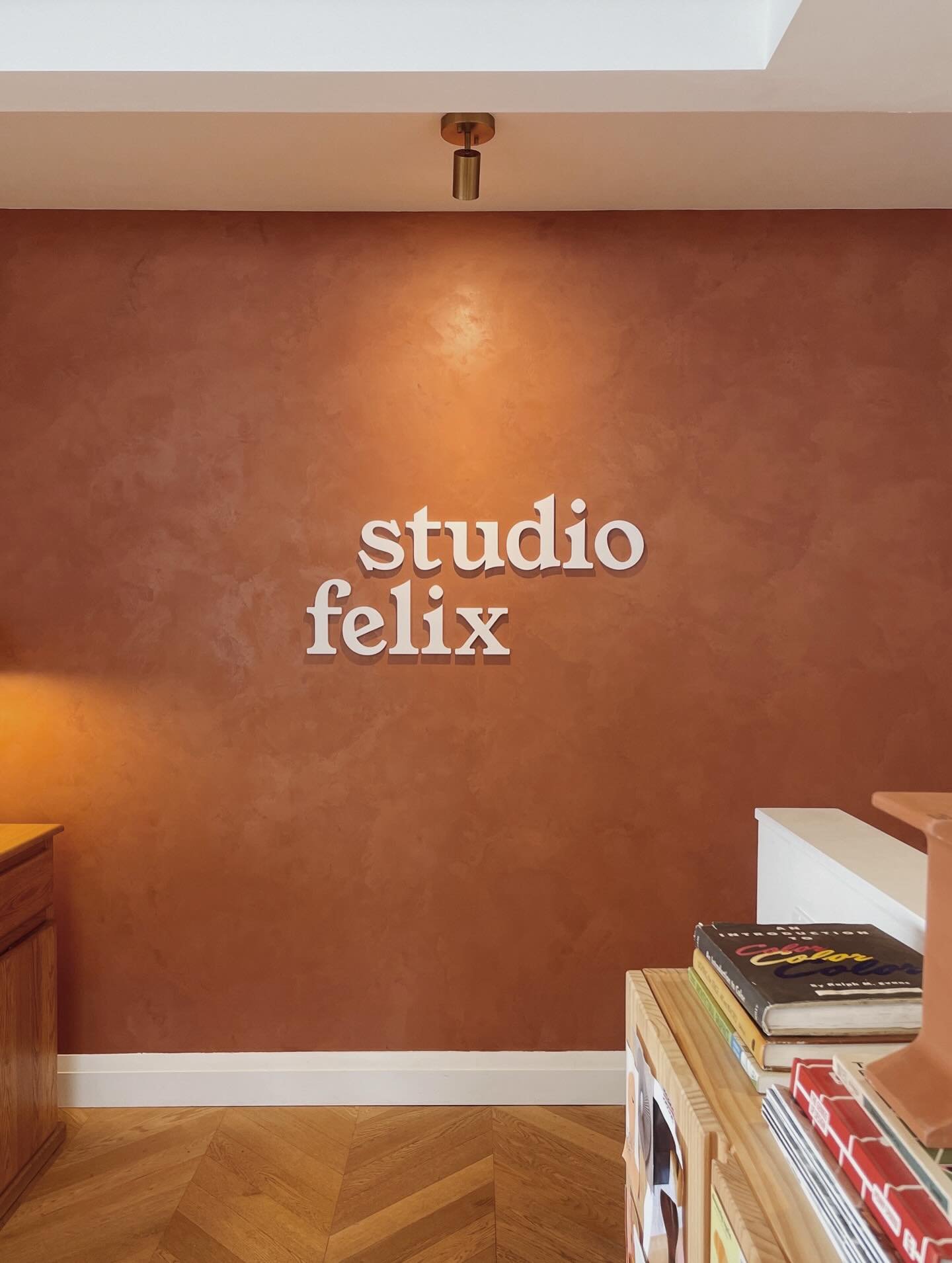 After 5 years in our office space, it was time for some updates &mdash; and this gorgeous plaster wall is our favourite of them all! Thanks to @orampainting @westhillhurstpaint @meodedpaint for working their magic ✨ (and @thriceelectrical for the lig