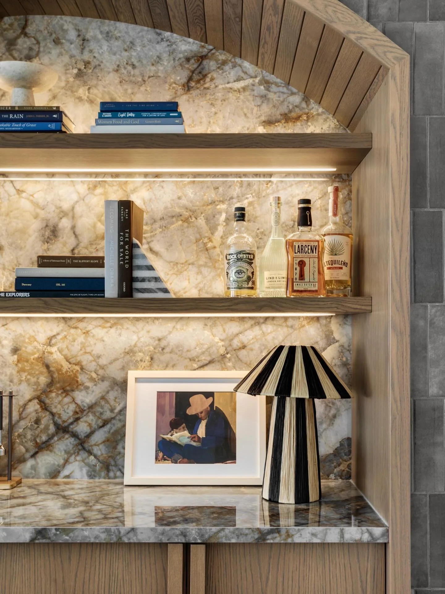 We&rsquo;ve all seen cabinets + open shelves beside a fireplace &mdash; but this one&rsquo;s different.
The main floor bar at our #SFCoachHillReno project came together in so many beautiful ways: the stone, the arched top to the millwork (not easy to