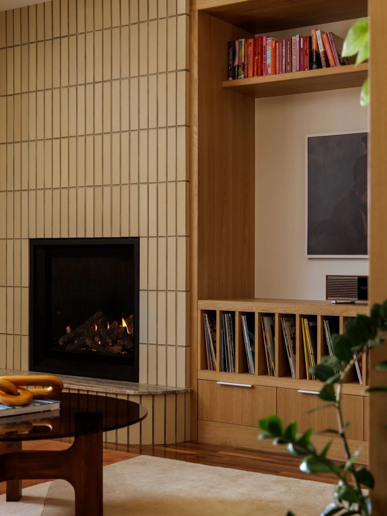 Our #SFWildwoodReno is a study of midcentury warmth: warm-toned oaks, walnut floors, off-whites + deep ambers, a speckled brick fireplace, and the perfect furniture + decor to bring it all together. 

📸: @klassen_photography 
🛠️: @feegradecontracti