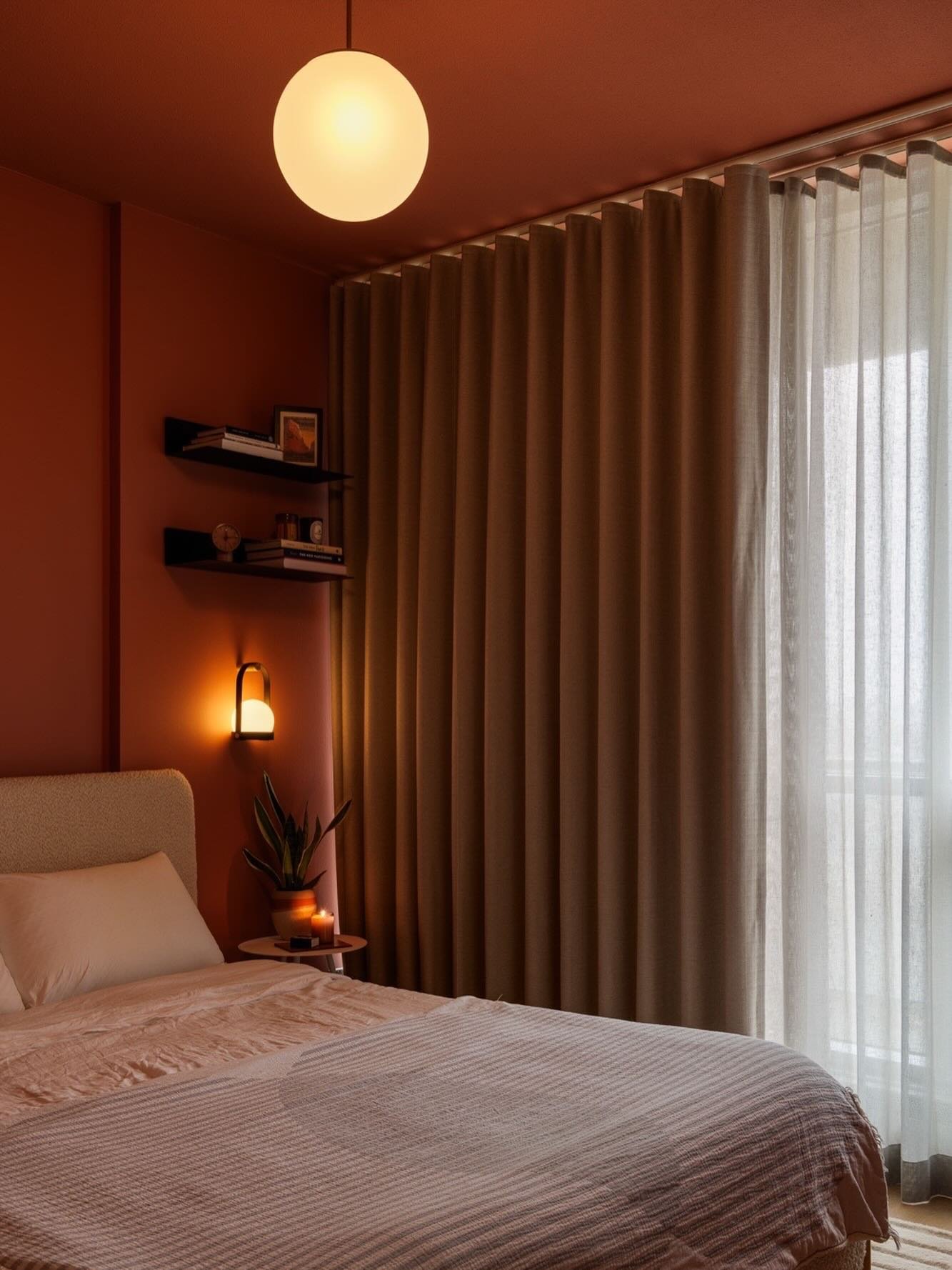 We think your bedroom is the perfect place to go a bit moodier with the palette, and this bedroom at our #SFKensingtonCondo reno went All. The. Way. And we love it!

📸: @klassen_photography